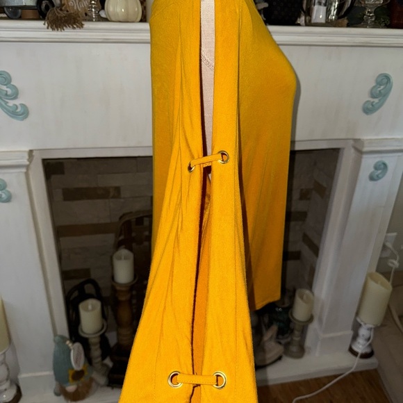 Liberty Love split cold sleeve mustard color top. Super cute and comfy Sz. L - Picture 4 of 7